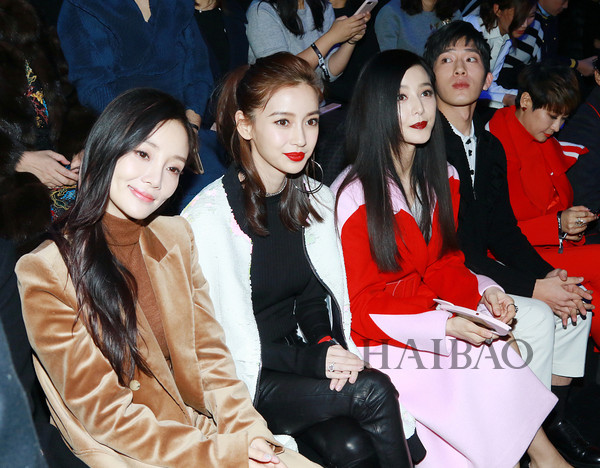 С贡ӱ (AngelaBaby) Ȼ˧ִʦƷM-77 2018ﶬϵʱװ㳡