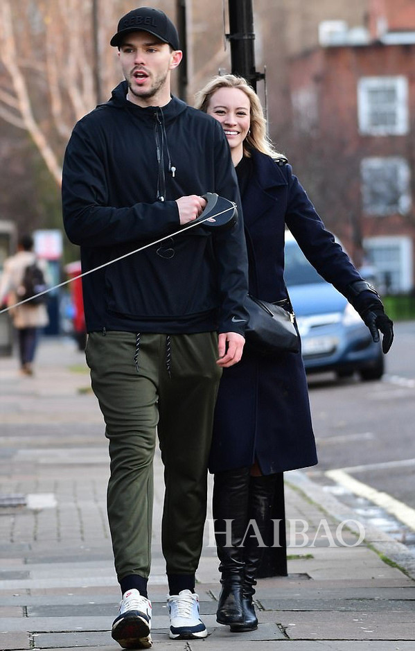 20171214գ˹ (Nicholas Hoult) ŮBryana Holly׶س޹28Ӻ24СŮѴӽʼԼᣬȶ