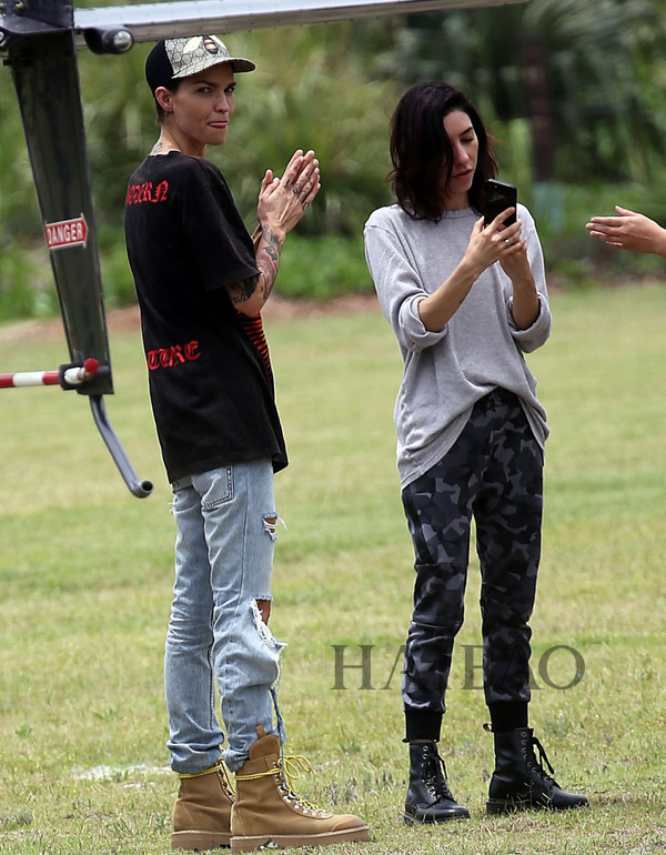 2017123գ31İŮԱ³ȡ˹ (Ruby Rose) ŮJess OrigliassoĴǵByron Bay