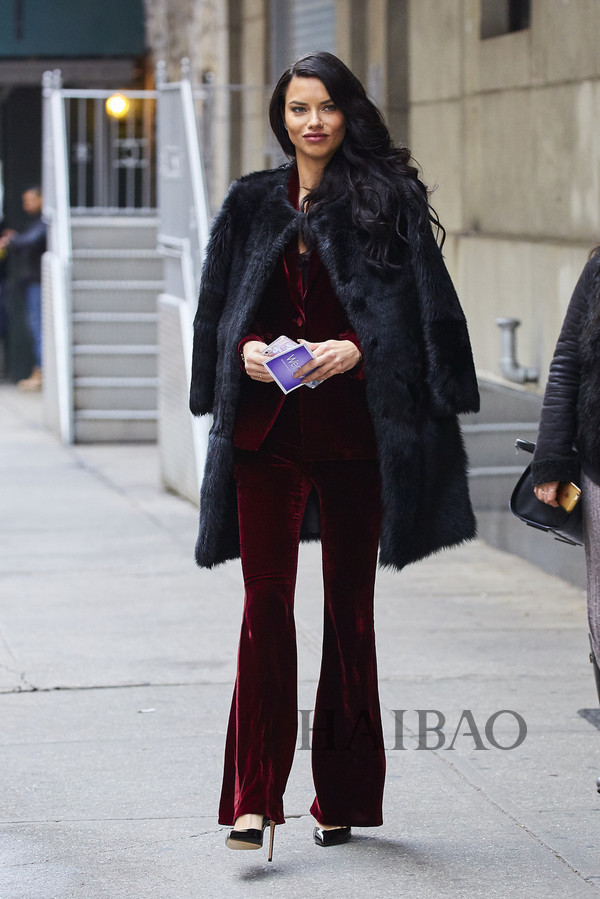 2016125գȡ (Adriana Lima) ŦԼͷǰ¼ƽĿThe Wendy Williams ShowɫƤףڴƺɫװŲȺɫͷƤ߸ЬԸġ